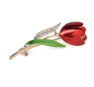 Detail der roten Tulpenbrosche mit grünen Emailleblättern und funkelnden Zirkonia