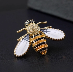 Spilla a forma di ape placcata oro con strass gialli e ali in smalto bianco