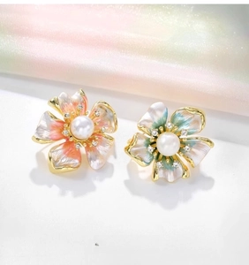 Dettaglio degli orecchini a forma di peonia con petali smaltati e perle artificiali