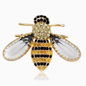 Squisita spilla ape dorata con strass scintillanti e ali in smalto bianco su sfondo bianco