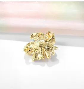 Dettaglio della chiusura a spilla sul retro della spilla a fiore dorato di alta qualità