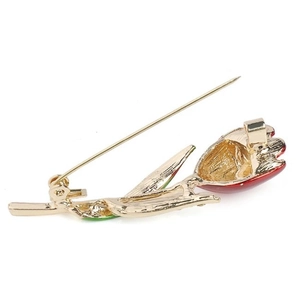 Eleganter Tulpen-Brosche mit Gold-Finish und roten Emaille-Blüten auf weißem Grund