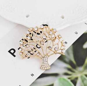Goldene Lebensbaum Brosche mit funkelnden weißen Kristallen und eleganter Legierung