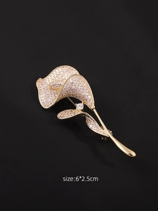 Dettaglio della spilla a tulipano di lusso con zirconi e placcatura in oro, 6x2,5 cm