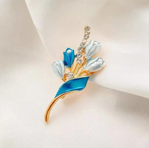 Makroaufnahme einer eleganten Tulpen-Brosche mit blauem Emaille und Kristallen
