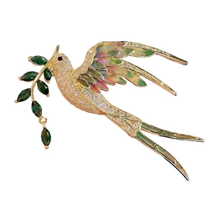 Détail de la broche oiseau avec cristaux étincelants et branche d'olivier gemmée