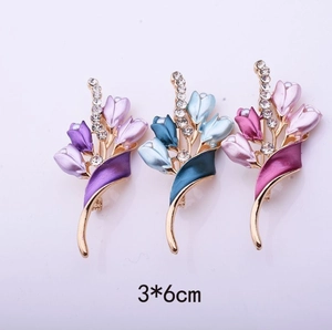 Drei elegante Tulpen Broschen in Lila Blau und Rosa Emaille mit glitzernden Strasssteinen