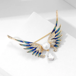 Détail d'une broche en forme d'ailes d'ange en émail avec perles et zircons
