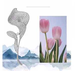Dettaglio spilla a tulipano in argento con micro-pavé di zirconi e design floreale