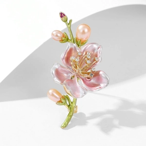 Dettaglio della spilla a magnolia in smalto rosa con cristalli e perle barocche