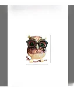 Détail de la broche hibou en émail avec yeux en gemme verte et taille 3,2cm x 2,5cm