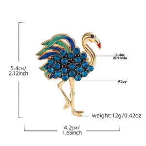 Vue détaillée de la broche flamant en cristal avec dimensions 5,4cm x 4,2cm et 12g