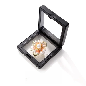Squisita spilla a fiore di peonia con petali smaltati e perla centrale in scatola regalo