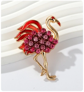 Vue détaillée de la broche flamant élégante avec cristaux roses et émail rouge