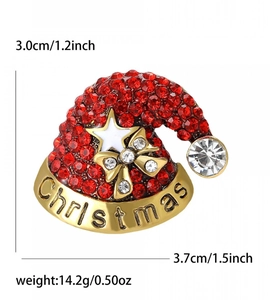Détail de la broche bonnet de Noël avec strass rouges et dimensions de 3,7cm x 3,0cm