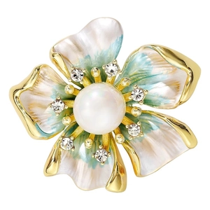 Spilla a fiore di peonia con petali in smalto bianco e perla centrale con zirconi