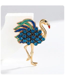 Détail de la broche flamant avec cristaux bleus et émail sur métal doré élégant