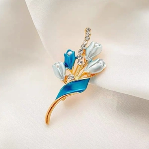 Eleganter Gold-Tulpen-Broschen-Anstecker mit blauer Emaille, Perlen und Glitzer-Strasssteinen