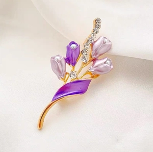 Eleganter Gold-Tulpen-Brosche mit lila Emaille, Perlen und funkelnden Strasssteinen