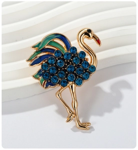 Macro de broche autruche élégante avec strass bleus et plumes en émail vert dégradé