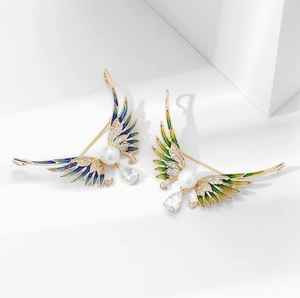 Broche ailes d'ange en émail avec perles et cristaux gouttes sur base dorée