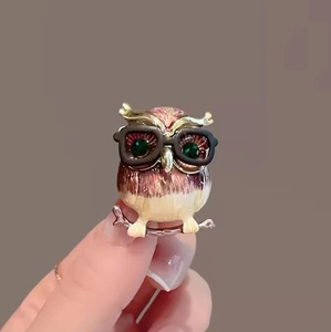 Broche chouette créative avec lunettes et yeux en pierre verte sur une branche
