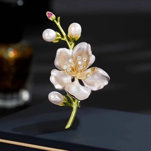 Spilla a fiore di magnolia elegante con petali in madreperla e foglia in smalto verde