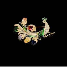 Détail macro d'une broche paon de luxe avec cristaux colorés et travail fin de l'émail