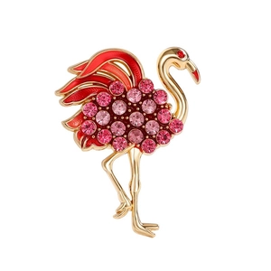 Détail de la broche flamant avec cristaux roses et strass sur une base en alliage doré