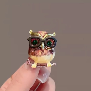Broche hibou de dessin animé en émail avec yeux en pierre verte sur une branche