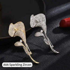 Set di eleganti spille a giglio calla con zirconi AAA in finitura oro e argento