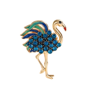 Détail de la broche autruche avec cristaux bleus et émail coloré sur métal doré