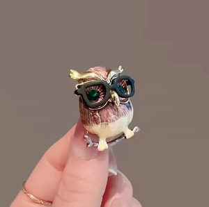 Broche chouette de dessin animé avec yeux en gemme verte et lunettes sur branche