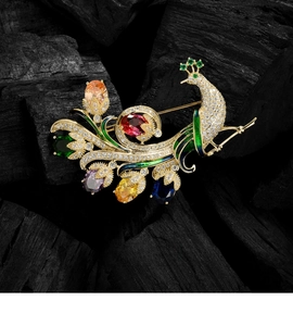 Broche paon exquise avec pierres colorées et émail sur fond de charbon de bois sombre
