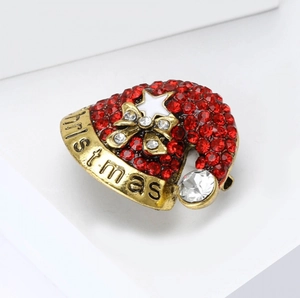 Broche de bonnet de Noël étincelante avec strass rouges et base en alliage doré
