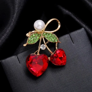 Luxueuse Broche Cerise en Alliage Cristal Coeur Rouge Avec Fausse Künstliche Perle Strass Verts Épinglette Plaquée Or pour Femme Bijoux de Mariage