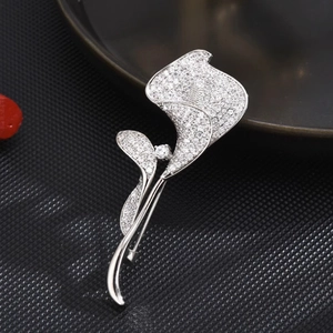 Elegante spilla a forma di calla argentata con cristalli pavé e pietra preziosa centrale