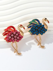 Détail de broches flamant rose avec strass colorés et finition en alliage plaqué or