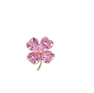 Vue détaillée de la broche trèfle avec cristaux roses en cœur et métal plaqué or