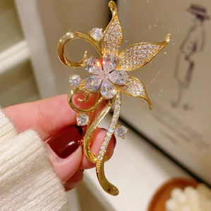 Vintage Palace Style Gold Alloy Zirconia Flower Brooch For Women Suit Coat Elegant Rhinestone Floral Pin Wedding Jewelry
