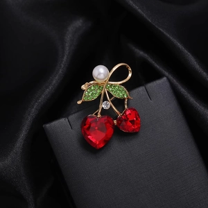 Broche cerise de luxe avec cristaux cœur rouges, diamants verts et incrustation perle