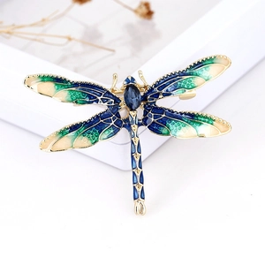 Dettaglio della spilla a libellula vintage in smalto con cristallo blu e ali