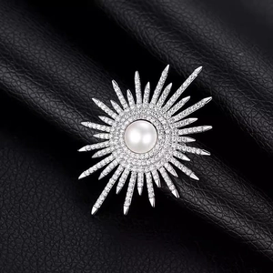 Dettaglio della spilla a stella in argento con perla centrale e cristalli brillanti