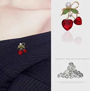 Broche cerise élégante avec cristaux de cœur rouges, feuilles vertes et une perle blanche