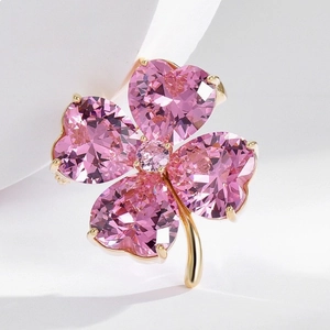 Broche Trèfle en Alliage de Luxe avec Zircone Rose Pierres en Coeur Plaquée Or Broche Élégante Bijoux pour Femmes