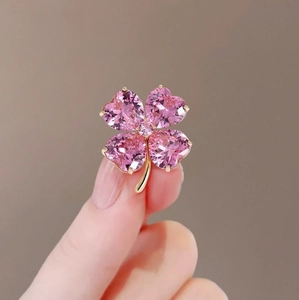 Broche trèfle à quatre feuilles dorée élégante avec cristaux roses en forme de cœur