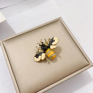 Macro-opname van bijenbroche met kleurrijke emaille vleugels en diamanten accenten