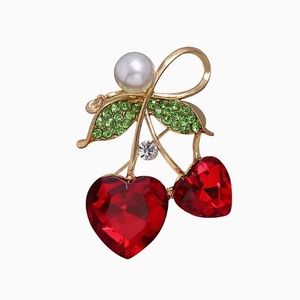 Broche cerise de luxe avec cristaux cœur rouges, feuilles strass vert et perle