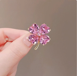 Broche trèfle à quatre feuilles en cristal rose avec pétales cœur plaqués or