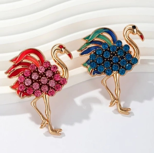 Broches flamants roses vintage élégantes avec cristaux et émail sur fond blanc épuré